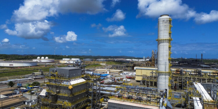 Demanda asiática fortalece posição da Petrobras frente a tarifas dos EUA 14 A unidade U-93, de abatimento de emissões de gases SNOX na Refinaria Abreu e Lima (RNEST), da Petrobras, transforma óxido de enxofre e óxido de nitrogênio em ácido sulfúrico, a ser comercializado. Foto: Fernando Frazão/Agência Brasil