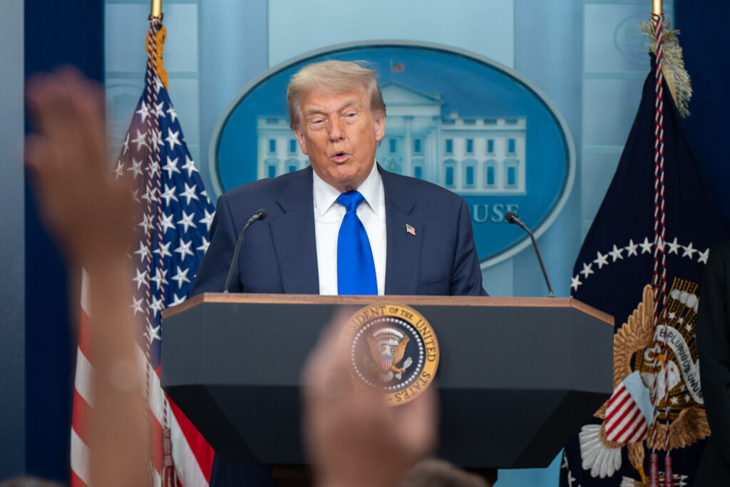 Donald Trump desmente boatos sobre sua morte durante coletiva no Salão Oval Trump boatos morte
