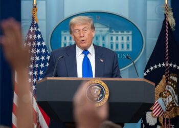 Donald Trump desmente boatos sobre sua morte durante coletiva no Salão Oval