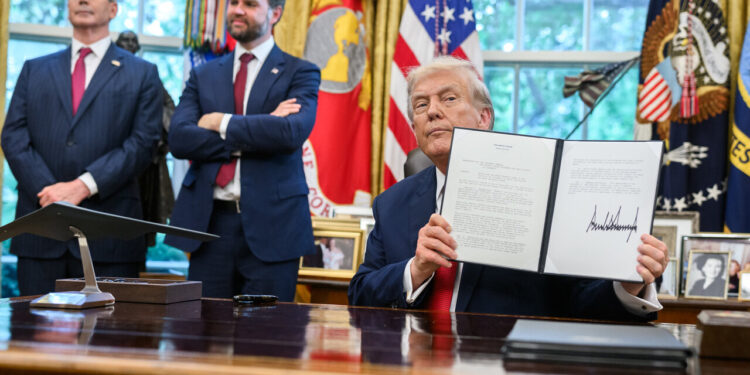 O presidente Donald Trump assina proclamações e ordens executivas, incluindo a aprovação da venda parcial das operações do TikTok nos EUA e a pena de morte, em Washington, D.C., quinta-feira, 25 de setembro de 2025, no Salão Oval. (Foto oficial da Casa Branca por Joyce N. Boghosian)