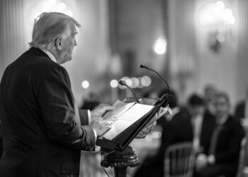 Trump pede à Suprema Corte que restrinja cidadania por nascimento