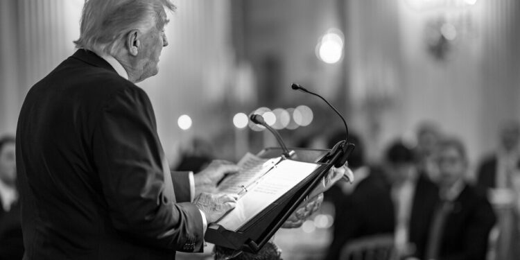 Trump pede à Suprema Corte que restrinja cidadania por nascimento 14 O presidente Donald Trump discursa em um jantar para senadores republicanos, sexta-feira, 18 de julho de 2025, no Salão de Jantar de Estado da Casa Branca. (Foto oficial da Casa Branca por Daniel Torok)