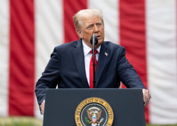 Trump incentiva empresas estrangeiras a trazerem especialistas em manufatura para treinar trabalhadores dos EUA: “Nós os damos as boas-vindas”