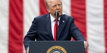 Trump incentiva empresas estrangeiras a trazerem especialistas em manufatura para treinar trabalhadores dos EUA: “Nós os damos as boas-vindas” 1 Trump incentiva empresas estrangeiras a trazerem especialistas em manufatura para treinar trabalhadores dos EUA: “Nós os damos as boas-vindas”