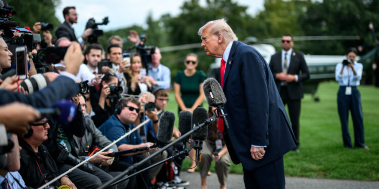 Trump pretende impor tarifa de 100% sobre filmes produzidos fora dos EUA 14 O presidente Donald Trump fala com a imprensa antes de embarcar no Marine One no gramado sul da Casa Branca, a caminho da Base Conjunta Andrews, Maryland, na quinta-feira, 11 de setembro de 2025, para uma viagem a Nova York. (Foto oficial da Casa Branca por Molly Riley)