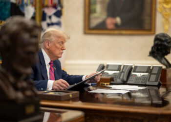 Trump anuncia nova taxa de US$ 100 mil para contratação de estrangeiros; taxa derruba ações de empresas de tecnologia sediada nos EUA