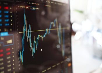 Mercado Financeiro: Ibovespa fecha em leve alta, dólar sobe e Cosan lidera ganhos