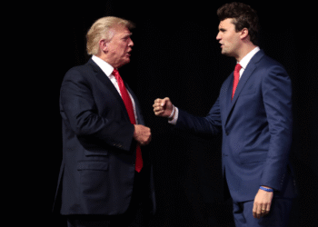 Ativista conservador Charlie Kirk morre após ser baleado em evento universitário em Utah