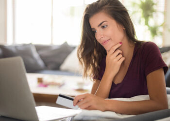 Demanda por crédito no Brasil recua 2,5% em agosto