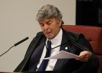 Fux cita “incompetência absoluta” do STF e vota por anular processo contra Bolsonaro e outros réus