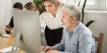 Inclusão de profissionais acima de 60 anos ainda é desafio no setor de tecnologia