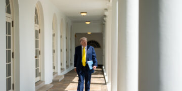 Tarifas global de Trump: Brasil e Índia redirecionam exportações para a China enquanto consumidores americanos enfrentam preços mais altos