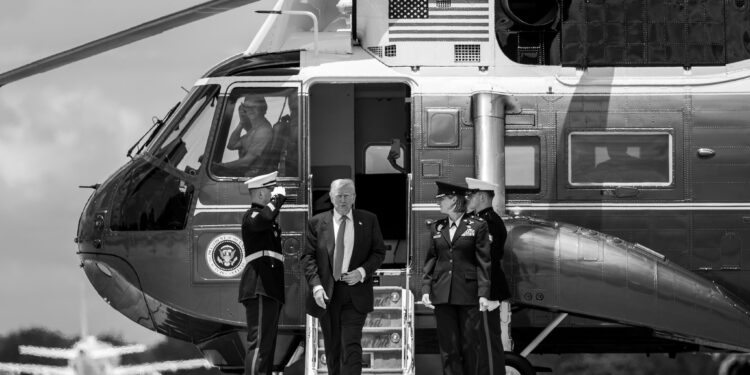Trump afirma que não teme usar poder militar e econômico dos EUA em defesa da liberdade de expressão 14 Foto oficial da Casa Branca por Molly Riley
