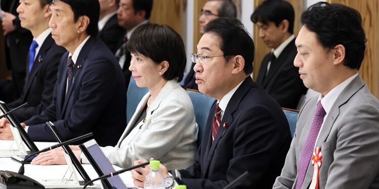 Histórico: Sanae Takaichi se torna a primeira mulher a ocupar o cargo de primeira-ministra do Japão 14 Ken Saito Sanae Takaichi Fumio Kishida and Yutaka Matsuo 20231221.jpg