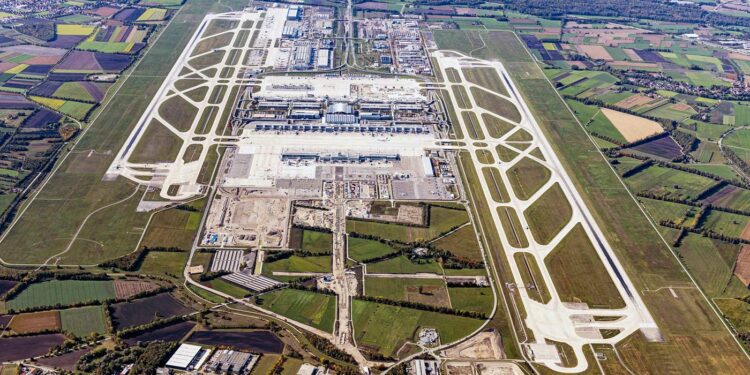 Aeroporto de Munique fecha por sete horas após série de avistamentos de drones Aeroporto de Munique fecha por 7 horas