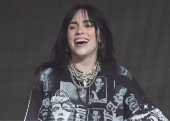 Billie Eilish é puxada por fã durante show em Miami; cantora reage com calma e segue apresentação