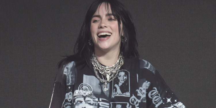 Billie Eilish é puxada por fã durante show em Miami; cantora reage com calma e segue apresentação 14 Billie Eilish é puxada por fã durante show em Miami; cantora reage com calma e segue apresentação Billie Eilish e puxada para fora da grade