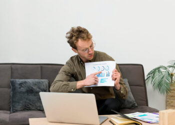 Revista Capital Econômico: O valor da informação certa, na hora certa! 38 Jovens aumentam adesão à poupança e buscam novas formas de investimento