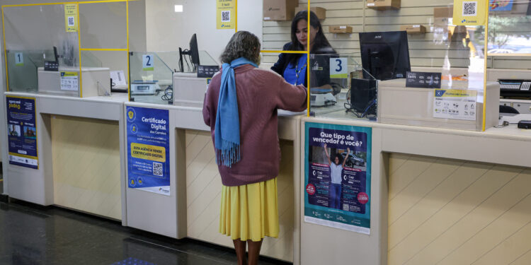Brasília (DF), 30/05/2025. - Dona Irene Barbosa em uma agência dos correios.
Foto: Antonio Cruz/Agência Brasil