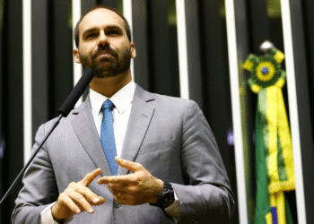 Eduardo Bolsonaro comenta escolha de Marco Rubio para negociar tarifas entre Brasil e EUA: “Não complica o Brasil, nos ajuda!”