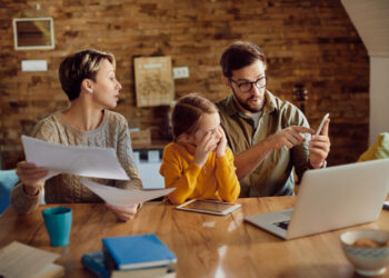 Endividamento das famílias brasileiras atinge recorde e inadimplência chega a 30,5%, aponta CNC