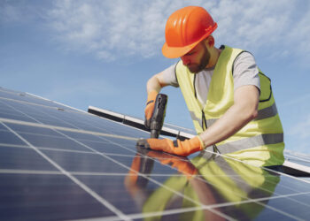 Energia solar impulsiona empregos e investimentos no Brasil, mas enfrenta desafios de gestão e qualificação