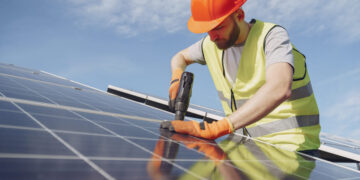 Energia solar impulsiona empregos e investimentos no Brasil, mas enfrenta desafios de gestão e qualificação 19 Energia solar impulsiona empregos e investimentos no Brasil, mas enfrenta desafios de gestão e qualificação