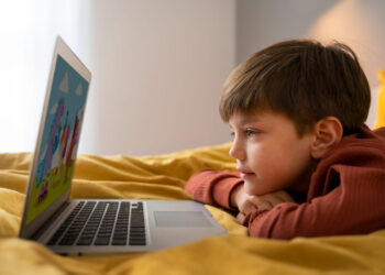 Infância sob tela alerta para os riscos da hiperconectividade infantil