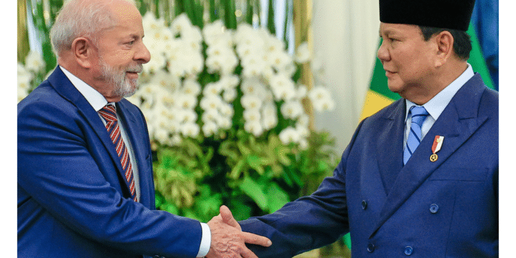 Brasil e Indonésia firmam novos acordos; Lula confirma candidatura em 2026 14 Presidente da República, Luiz Inácio Lula da Silva, acompanhado do presidente de Jacarta, Prabowo Subianto, durante chegada no Palácio Merdeka. Foto: Ricardo Stuckert/PR