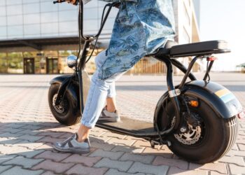 Motocicletas elétricas dobram emplacamentos no Brasil e acendem alerta para segurança no trânsito