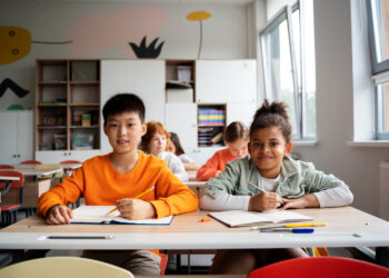 Revista Capital Econômico: O valor da informação certa, na hora certa! 41 Programa Pé-de-Meia Beneficia Estudantes de Baixa Renda com Incentivos para Permanência e Conclusão do Ensino Médio