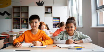 Programa Pé-de-Meia Beneficia Estudantes de Baixa Renda com Incentivos para Permanência e Conclusão do Ensino Médio 20 Programa Pé-de-Meia Beneficia Estudantes de Baixa Renda com Incentivos para Permanência e Conclusão do Ensino Médio