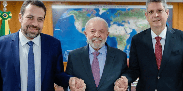 Lula nomeia Guilherme Boulos ministro da Secretaria-Geral da Presidência da República 14 O presidente Luiz Inácio Lula da Silva se reuniu com o deputado federal Guilherme Boulos e o convidou para ocupar o cargo de ministro-chefe da Secretaria-Geral da Presidência da República. Boulos irá substituir o ministro Márcio Macêdo na função. Foto: Ricardo Stuckert/PR