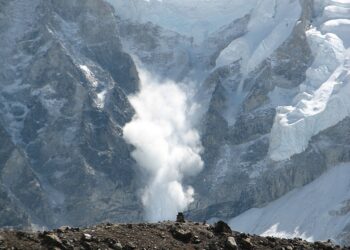 Mais de 200 pessoas seguem presas após nevasca atingir região do Monte Everest