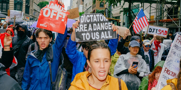 Dezenas de milhares marcham em Manhattan pelo Dia Sem Reis (Foto: Wyatt Souers)