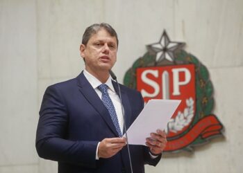 Tarcísio pede perdão por fala sobre falsificação de Coca-Cola durante coletiva sobre intoxicações por metanol