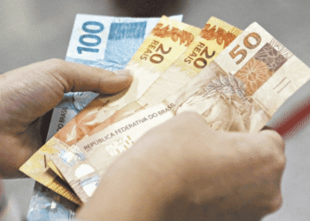 13º salário deve injetar R$ 321,4 bilhões na economia e impulsionar consumo no fim de 2025 19 13º salário deve injetar R$ 321,4 bilhões na economia e impulsionar consumo no fim de 2025