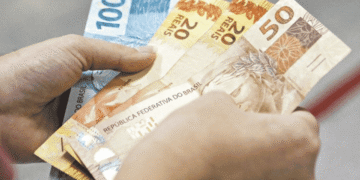 13º salário deve injetar R$ 321,4 bilhões na economia e impulsionar consumo no fim de 2025 15 13º salário deve injetar R$ 321,4 bilhões na economia e impulsionar consumo no fim de 2025