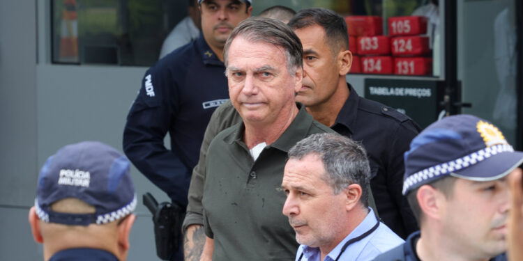 Bolsonaro se prepara para possível prisão antes do Natal, dizem aliados 14 O ex-presidente Jair Bolsonaro, acompanhado de seu filho, Jair Renan, deixa hospital sob forte esquema de segurança, após passar pro procedimentos. Foto: Fabio Rodrigues-Pozzebom/ Agência Brasil