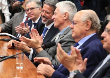 Câmara instala comissão especial para discutir isenção do Imposto de Renda até R$ 5 mil 8 Câmara instala comissão especial para discutir isenção do Imposto de Renda até R$ 5 mil