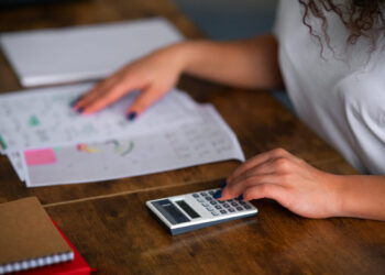 Décimo terceiro salário chega, mas falta de planejamento impede formação de reserva financeira