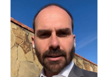 Eduardo Bolsonaro reage à prisão do pai e diz que “não acabou”