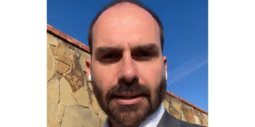 Eduardo Bolsonaro reage à prisão do pai e diz que “não acabou”