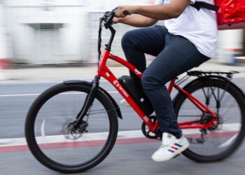 iFood anuncia expansão do programa de entregas com bicicletas elétricas durante a COP30