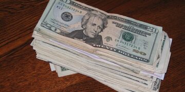 Mercado Financeiro Registra Recorde na Bolsa e Queda no Dólar