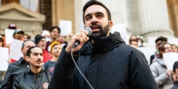 Zohran Mamdani faz discurso como primeiro prefeito imigrante e socialista de Nova York e envia mensagem direta a Donald Trump 15 Zohran Mamdani faz discurso como primeiro prefeito imigrante e socialista de Nova York e envia mensagem direta a Donald Trump