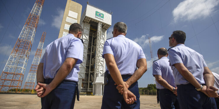 Brasil anuncia data do primeiro lançamento comercial de foguete 14 Centro espacial de Alcântara (CEA), é um espaçoporto da Agência Espacial Brasileira no município de Alcântara, no estado do Maranhão.
É operado pelo Comando da Aeronáutica da Força Aérea Brasileira. O CLA é a base de lançamento mais próxima da linha do equador.
Isso confere ao local de lançamento uma vantagem significativa no lançamento de satélites geossíncronos, atributo compartilhado pelo Centro Espacial da Guiana.
A construção da base começou em 1982. O primeiro lançamento ocorreu em 21 de fevereiro de 1990, quando o foguete de sondagem Sonda 2 XV-53 foi lançado.
No início de 2018, o governo brasileiro ofereceu a possibilidade de uso do espaçoporto para várias empresas estadunidenses. A empresa Virgin Orbit, foi selecionada para voar seu foguete LauncherOne de Alcântara no primeiro semestre de 2022.
Foto: Joédson Alves/Agência Brasil