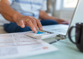 Aneel Mantém Bandeira Vermelha Patamar 1 em Novembro e Aplica Acréscimo nas Contas de Energia