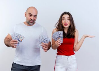 Desigualdade salarial entre homens e mulheres recua, mas ainda é de 15,8%, aponta IBGE