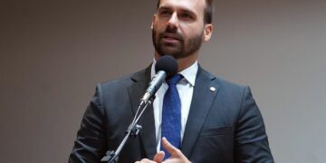 Moraes vota para aceitar denúncia contra Eduardo Bolsonaro e tornar deputado réu